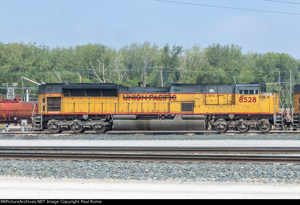 EMLX 8528, EMD SD90MAC-H2 on the KCS 